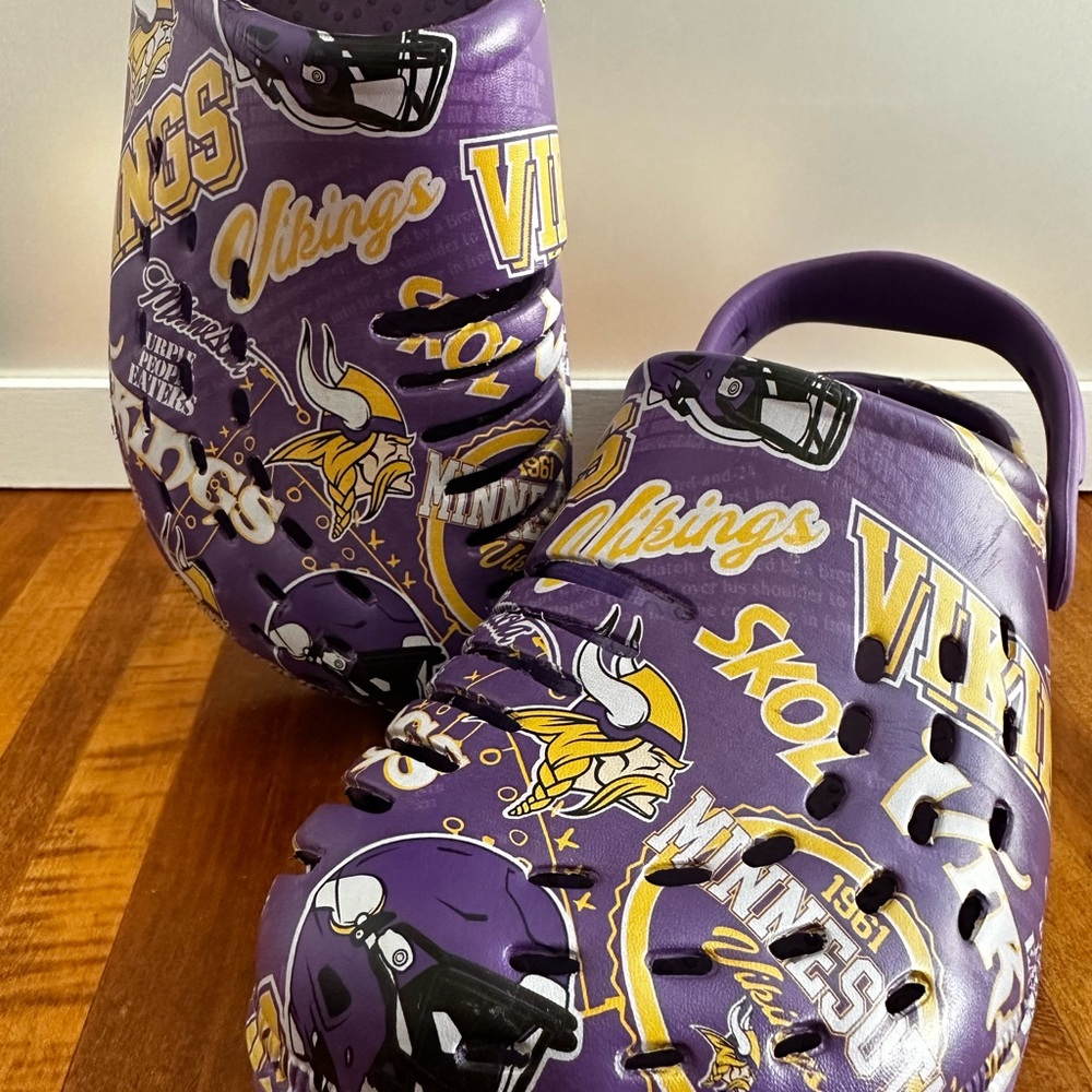 FOCO Minnesota Vikings Purple Graphic Clog Shoes sz.S(7-8) - Picture 2 of 9